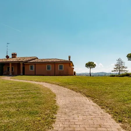 Villa California 6, Emma Saludecio