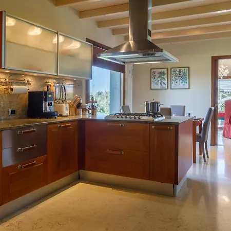 California 6, Emma Vila