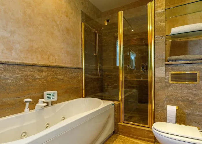 California 6, Emma Villa